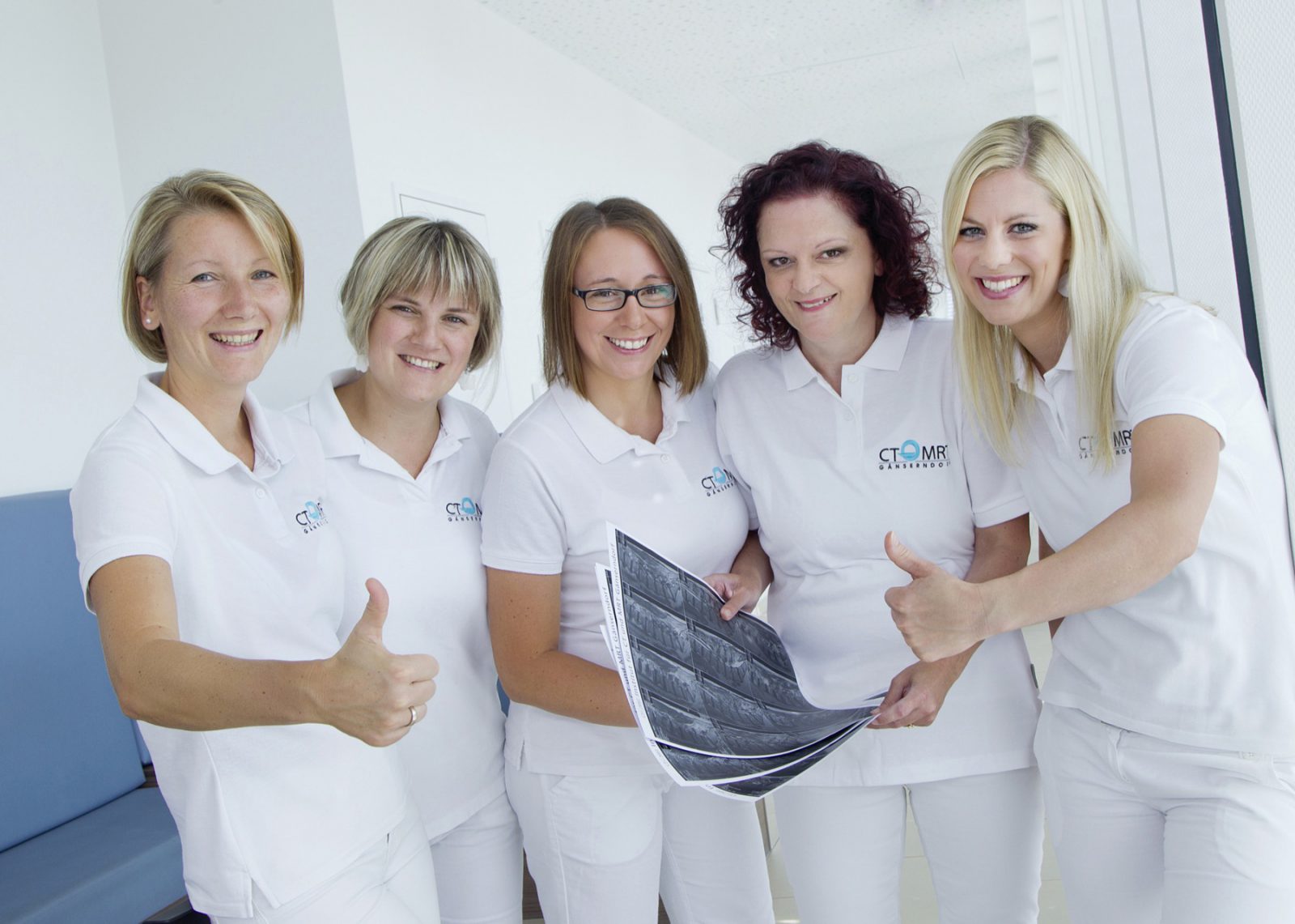 Ein Gruppenbild unserer Radiologietechnologinnen im Wartebereich des CT MRT Instituts Gänserndorf.